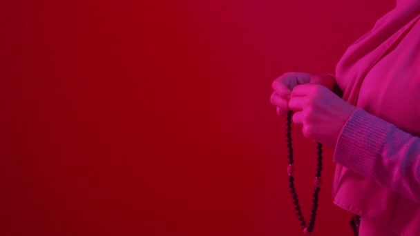 Wooden rosary ramadan pray woman tasbih hands neon — 비디오