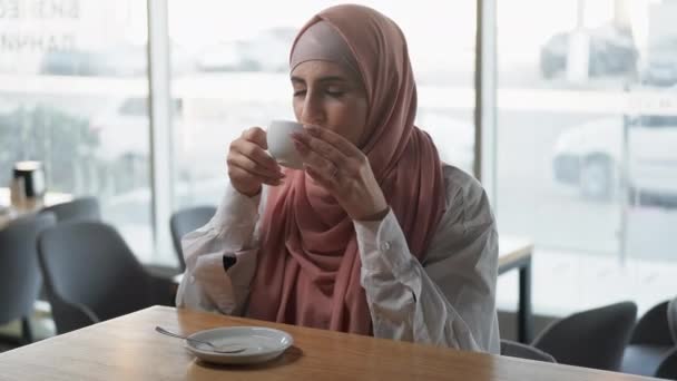 Café relajarse café descanso mujer serena beber taza — Vídeos de Stock