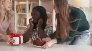 Mutlu yıllar ev partisi kız arkadaşlar kutlaması