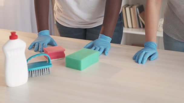 Hausmeisterservice Hausarbeit liefert Dienstmädchen Hände Werkzeuge — Stockvideo