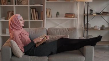 Hobi olarak evde kitap okumak, rahatlamak, rahatlamak, kitap okumak.