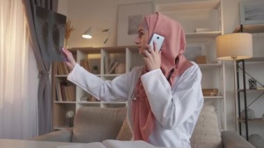 Akciğer kontrolü doktor göğüs röntgeni danışmanı telefonda.