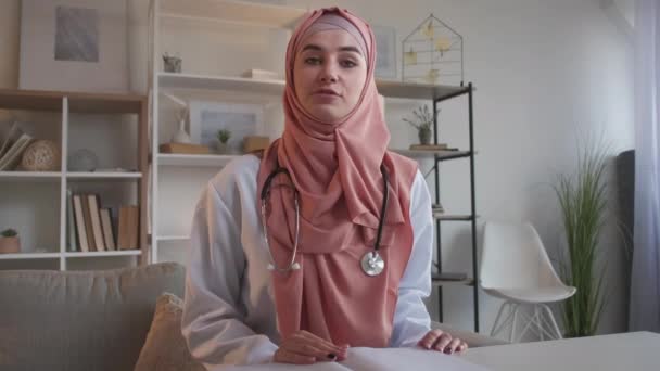 Лікар онлайн віртуальна діагностика жінка консультування — стокове відео