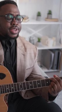 Performans müziği, dinlenme zamanı, gitar evi.