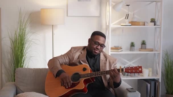 Gitarre spielen Song Performance Mann Couch zu Hause — Stockvideo