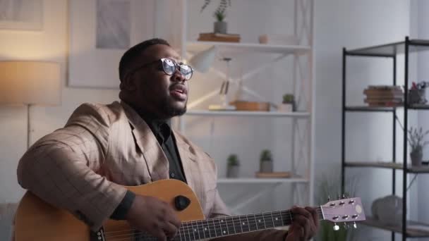 Талановитий музикант співає хобі чоловік гітарний будинок — стокове відео