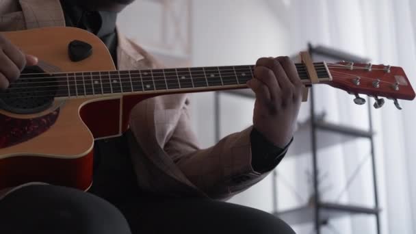 Gitarrist Sänger musiziert Hobby-Mann musiziert zu Hause — Stockvideo