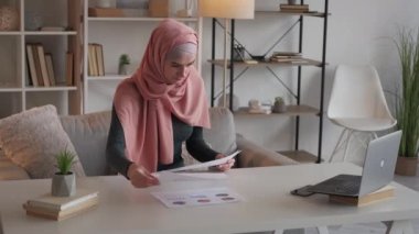 Finansal araştırmacı kadın çizelgeler okuyor.