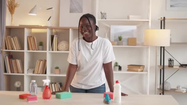 Dienstmädchen Lifestyle Haus putzen Hausfrau aufgeräumt Haus — Stockvideo