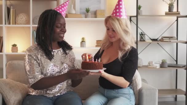 Festa de aniversário festa em casa festa namoradas bolo — Vídeo de Stock