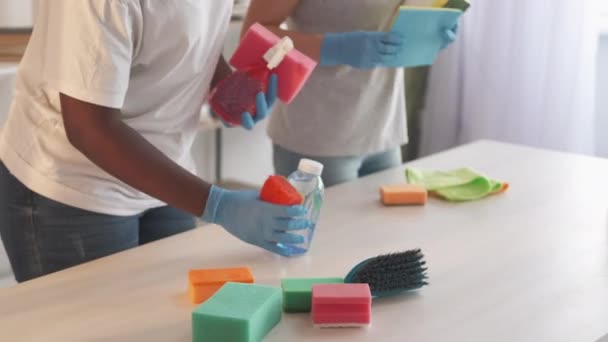 Schoonmaakwerk dienstmeisje baan vrouwen schoonmaken benodigdheden — Stockvideo