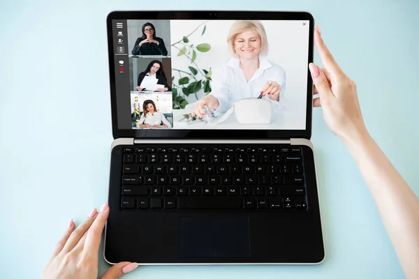 Femmes vidéoconférence réunion virtuelle écran d'ordinateur portable — Photo