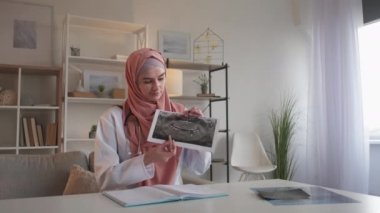 Diş radyolojisi kadın doktor diş röntgeni filmi