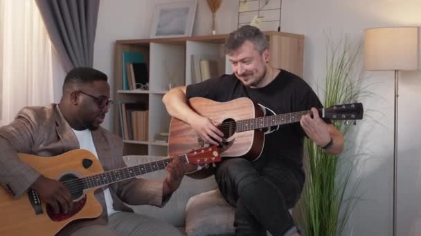 Ντουέτο κιθαριστική εξάσκηση παίζοντας μουσική πρόβα άνδρες — Αρχείο Βίντεο