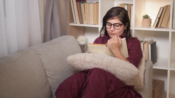 Σπίτι ανάγνωση βιβλίο αναψυχής απολαμβάνοντας καναπέ γυναίκα — Αρχείο Βίντεο