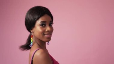 Arkadaş canlısı yüz pozitif duygu mutlu gülümseyen kadın