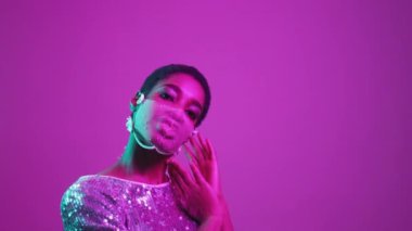 Salgın moda neon ışıklı kadın maske takıyor.