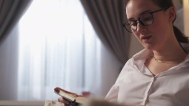 Kitap aşığı öğrenme hobisi kadınları eğlendiriyordu.