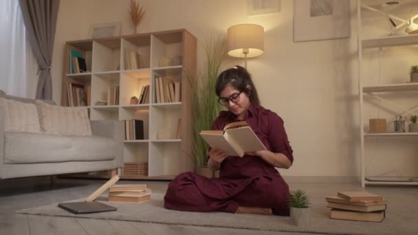 Leitura hobby estadia casa mulher livro descanso chão — Vídeo de Stock