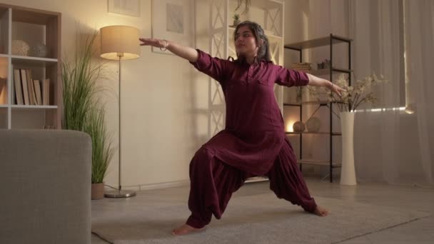 Yoga estiramiento saludable actividad mujer pierna partida — Vídeos de Stock