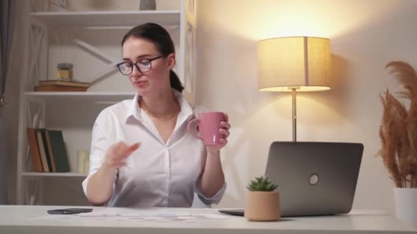 Pausa freelancer relaxar trabalho empregado café telefone — Vídeo de Stock