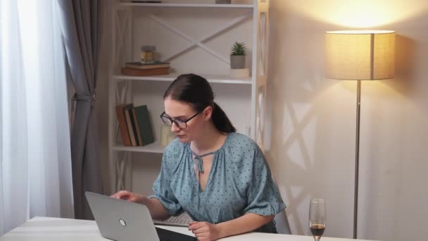 Werkstress angstige vrouwelijke werknemer drinken wijn — Stockvideo