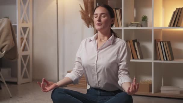 Hem yoga helg meditation avslappnad kvinna lotus — Stockvideo