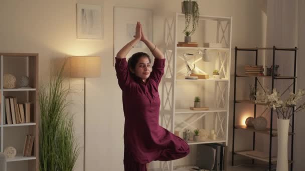 Yogakvinna hälsosamt välbefinnande sportig fritid hem — Stockvideo