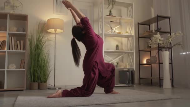 Yoga praticando casa formazione donna affondo basso — Video Stock