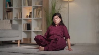 ev yoga sağlıklı yaşam tarzı kadın germe egzersizi