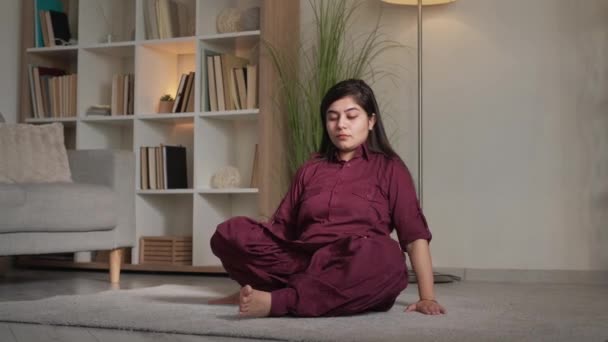 Home yoga gezonde levensstijl vrouw stretch oefening — Stockvideo