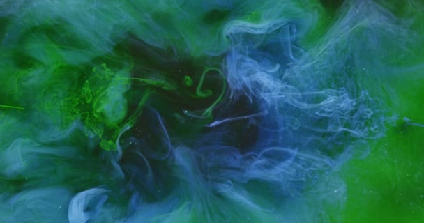 연기 구름의 움직임을 녹색 파란색 잉크와 혼합하는 색깔 액체 — 비디오