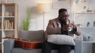 Gitarist, eğlence, yaratıcı hobi, kanepe, ev.