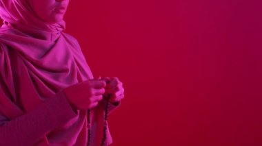 İslami dua eden geleneksel tasbih kadın boncukları