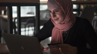 çevrimiçi ödeme internetten kadın kredi kartı al