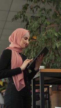 İnternet sohbeti serbest çalışan kadın tablet kafe