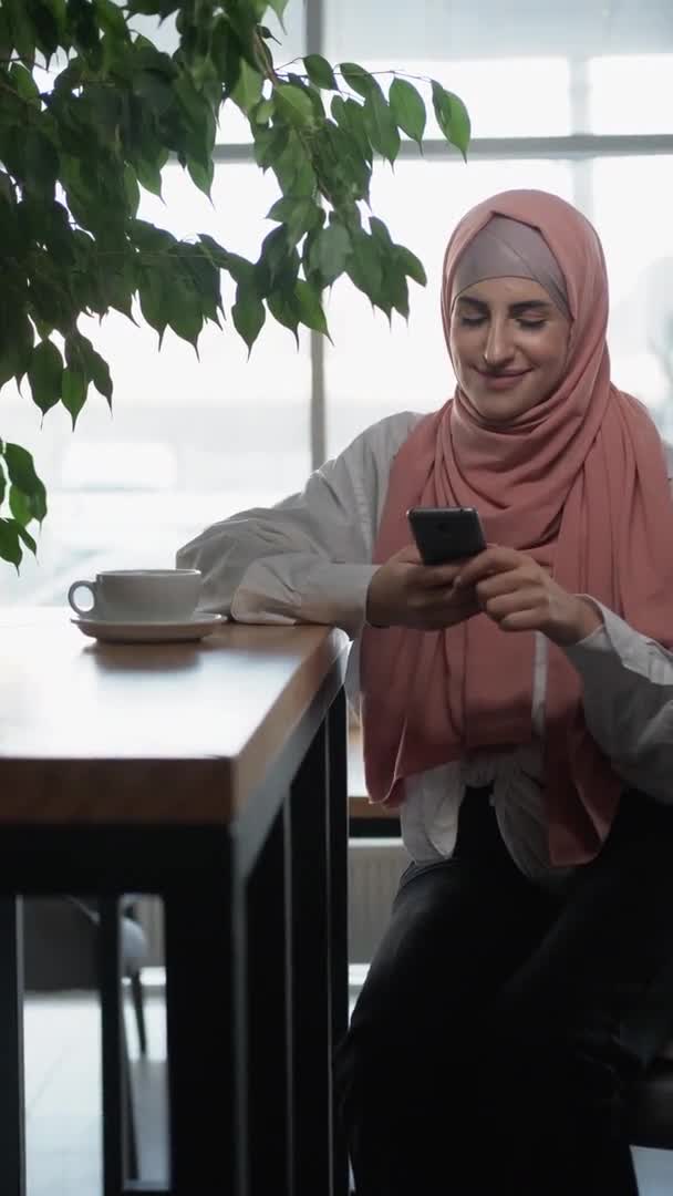 Mobil blogging café fritid lycklig kvinna telefon — Stockvideo
