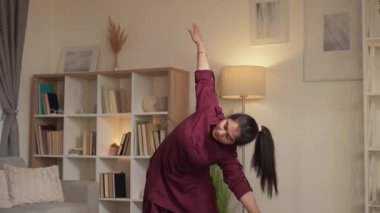 Kapalı alanda yoga yapan sağlıklı yaşam tarzı olan kadın eve egzersiz yapıyor.