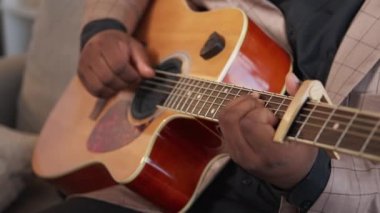 gitar çalma performansı adam el akorları