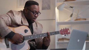 Online müzik okulu gitaristi adam dizüstü bilgisayar evi