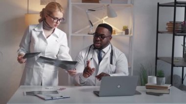 Klinik Ekibi Tıbbi Teşhis Erkeği X-ray Kadını