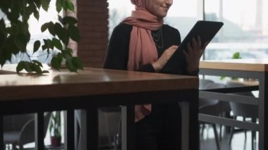 Serbest çalışan yaşam tarzı internet kafe kadın tableti