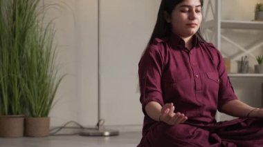 Ev kadını Mudra 'da meditasyon yoga.