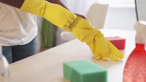 Limpeza em casa serviço de limpeza mãos de zelador vestindo luvas — Vídeo de Stock