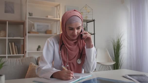Doktor telefon görüşmesi uzaktaki sağlık hizmetleri danışmanlığı — Stok video