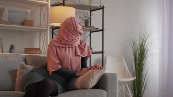 Счастливая домохозяйка дома созерцание задумчивая женщина — стоковое видео