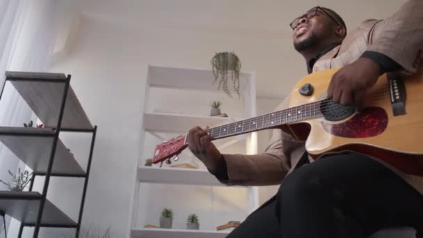 Співає гітарист музичний перформанс чоловік музикант — стокове відео