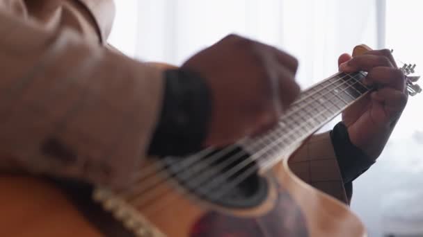 Gitarrist reicht Akkord und spielt Musik Mann Gitarre — Stockvideo