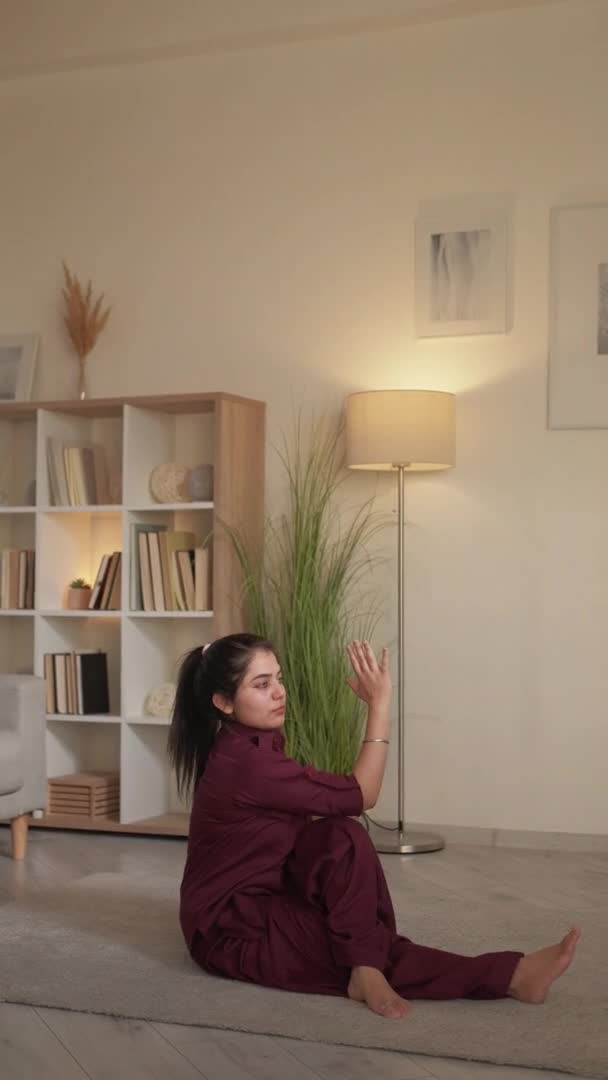Trénink doma jóga cvičení žena spinální twist — Stock video