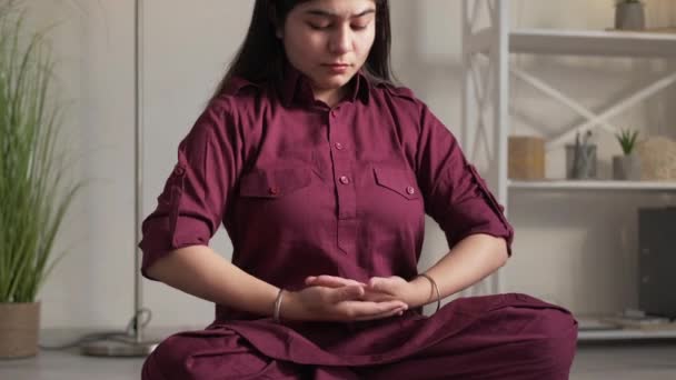Meditierende Frau Yoga Praxis Lotus Pose zu Hause — Stockvideo